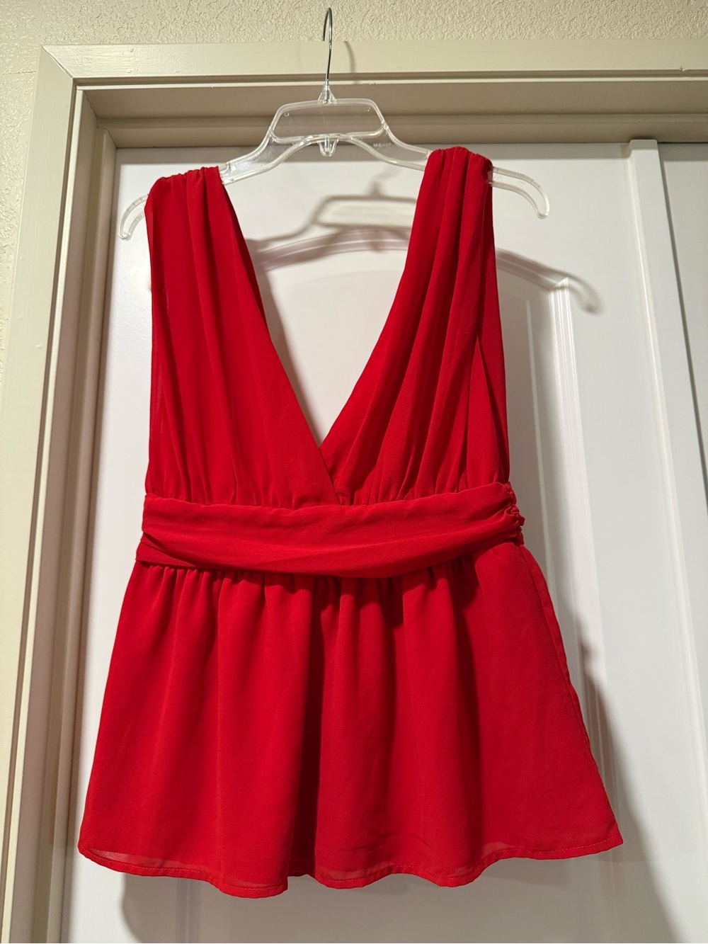Lulu’s Red Double V-Neck Sleeveless Top size M